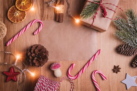 Tons of awesome desktop aesthetic Christmas wallpapers to download for free. . Aesthetic christmas laptop wallpaper